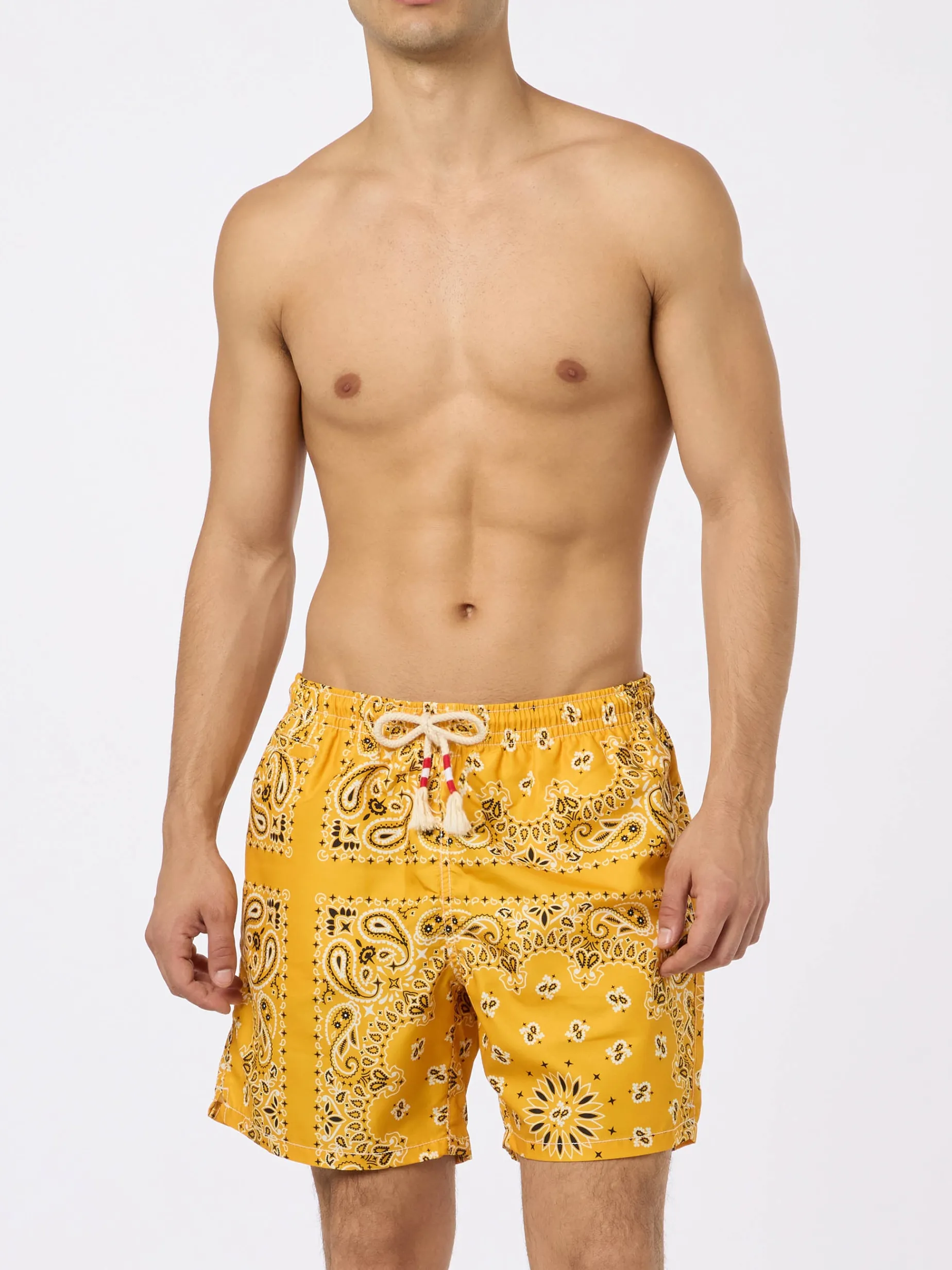 Costume da bagno da uomo con stampa bandana ocra