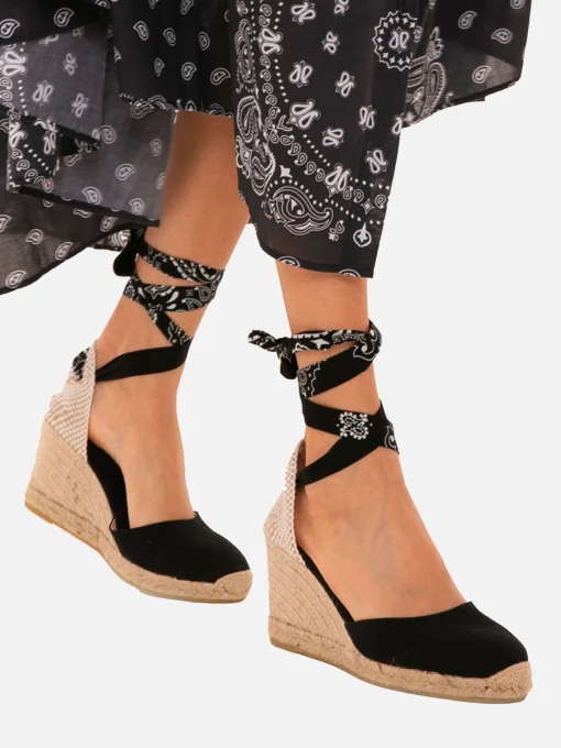 Espadrillas nere in tela stampata con zeppa alta e laccio alla caviglia