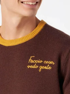 Maglia da uomo marrone con ricamo Faccio cose, vedo gente