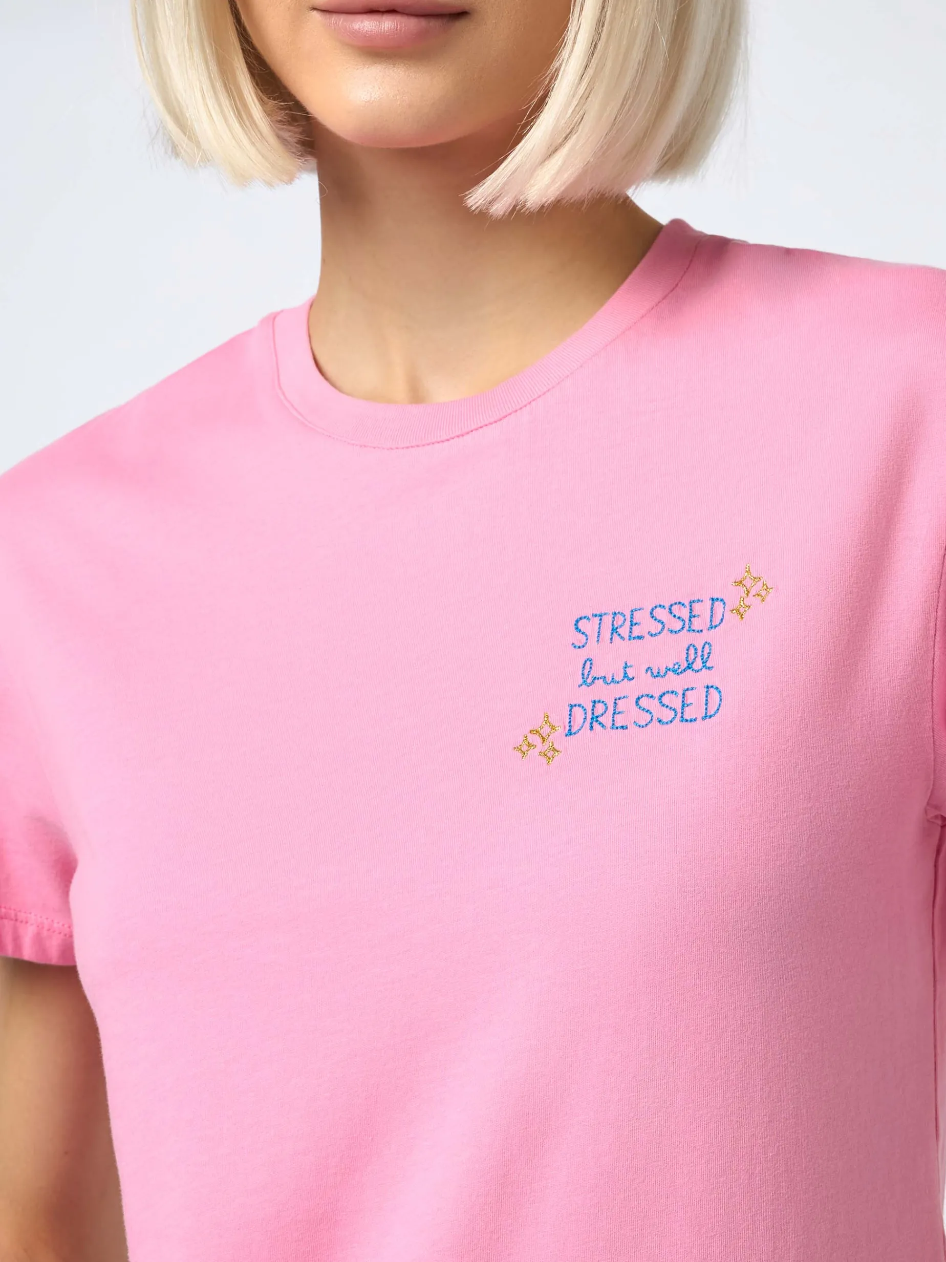 T-shirt da donna girocollo Emilie in jersey di cotone con ricamo Stressed but Well Dressed