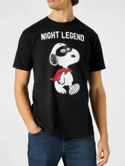 T-shirt da uomo in cotone con stampa Snoopy night legend | SNOOPY - EDIZIONE SPECIALE PEANUTS™