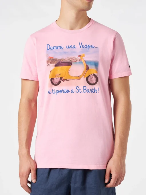 T-shirt da uomo in cotone trattamento vintage con stampa Dammi una Vespa e ti porto a St. Barth | EDIZIONE SPECIALE VESPA®