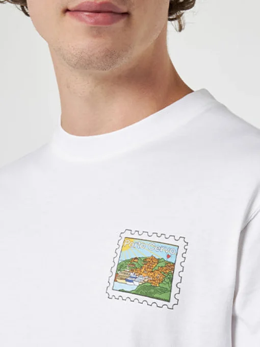 T-shirt da uomo in cotone con stampa fronte e retro cartolina di Porto Cervo | EDIZIONE SPECIALE ALESSANDRO ENRIQUEZ