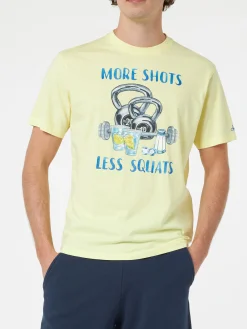 T-shirt da uomo in cotone con stampa piazzata More Shots Less Squats