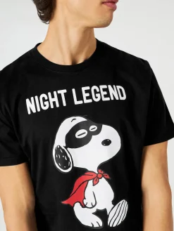 T-shirt da uomo in cotone con stampa Snoopy night legend | SNOOPY - EDIZIONE SPECIALE PEANUTS™