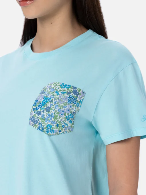 T-shirt girocollo in jersey di cotone da donna Emilie Joanna Luise con tasca patch | REALIZZATA CON TESSUTO LIBERTY